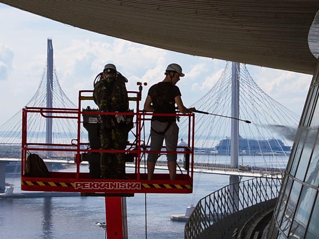 Окна на высоте. Мыть из люльки или альпинистами?