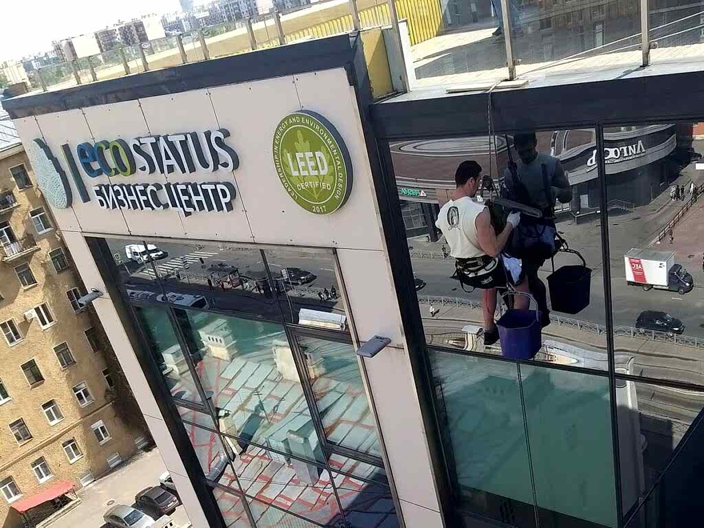 Как помыть окна на высоте?