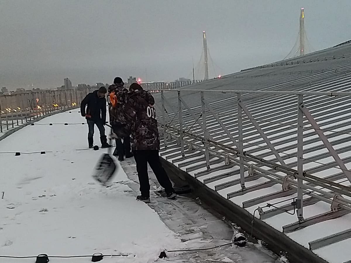 Уборка снега с крыши-2