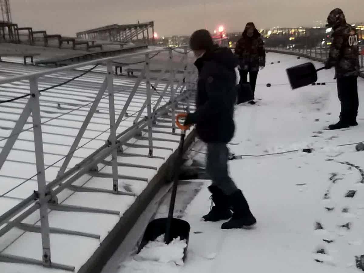 Уборка снега с крыши