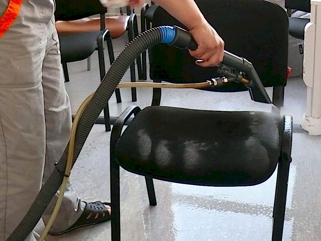 Химчистка мягкой мебели с помощью активной пены