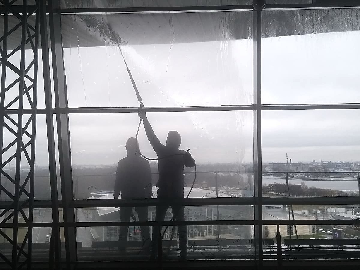 Мойка окна промышленными альпинистами-535