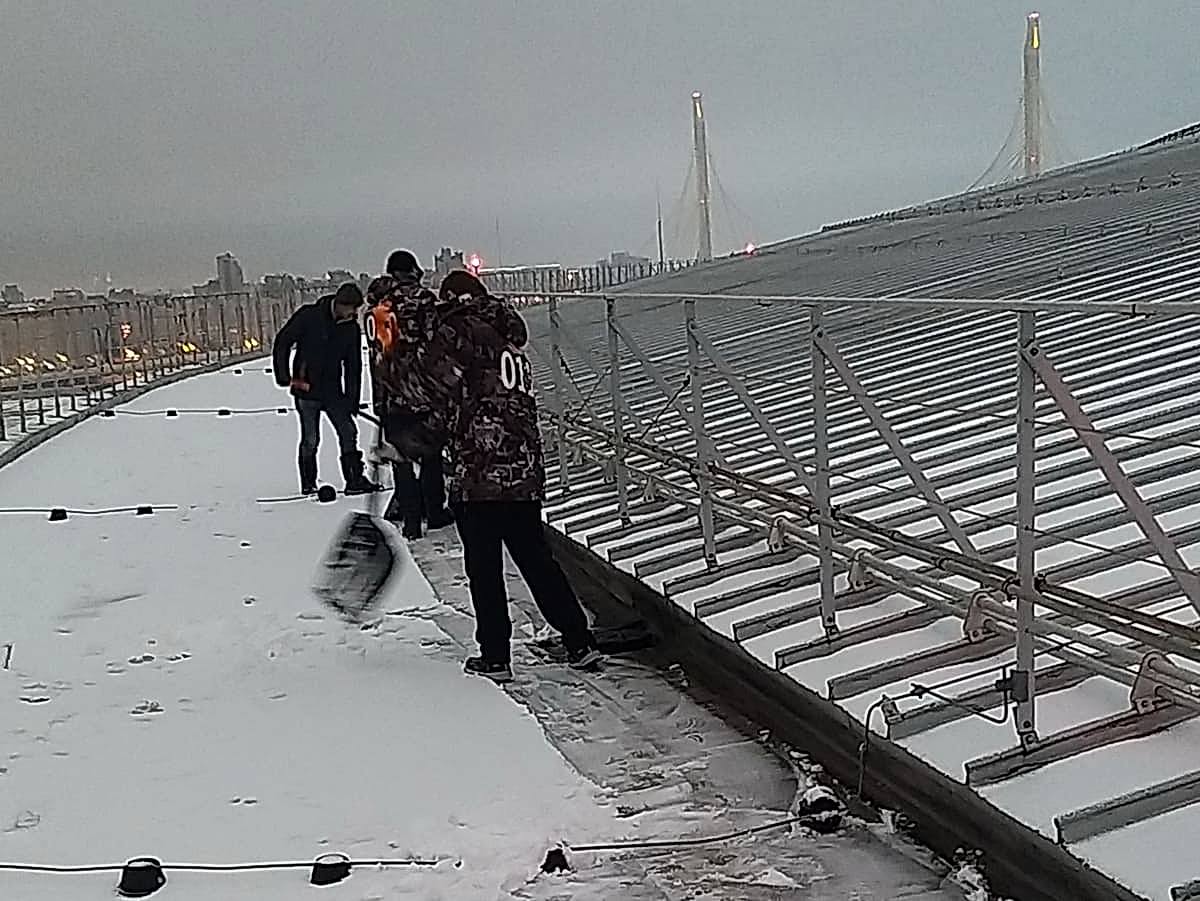 Уборка снега с крыш промышленными альпинистами-647